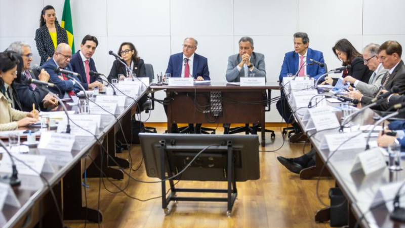 Haddad em reunião com Geraldo Alckmin e ministros para discutir medidas que serão adotadas para reduzir prejuízos de setores afetados pelo tarifaço.