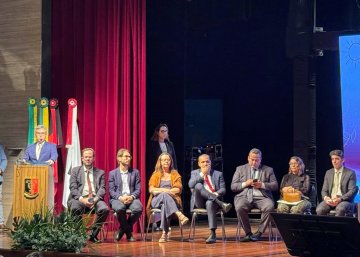 Foto do evento com a mesa de autoridades 