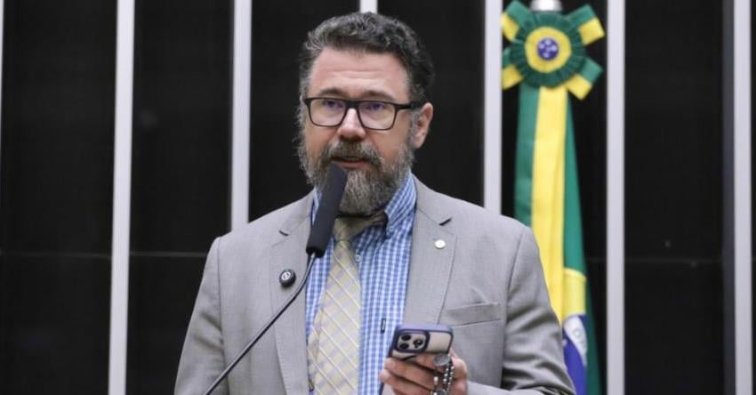 Pollon apresenta defesa contra representações na Câmara