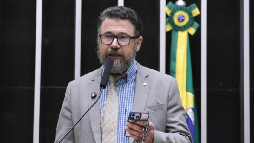 Deputado Marcos Pollon apresenta defesa contra representações na Câmara.