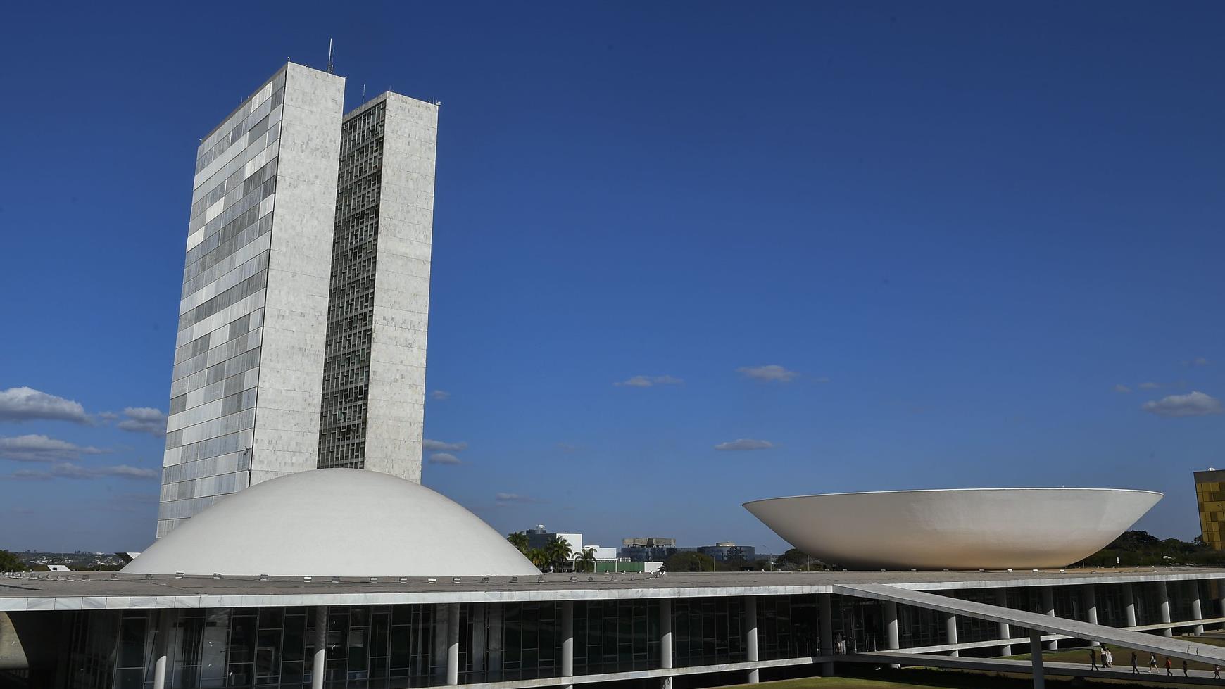 Ausência ocorre em dia marcado por protestos contra a prisão domiciliar de Bolsonaro.