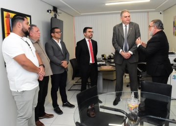 Foto do presidente Fred em visita à Ouvidoria da Polícia 