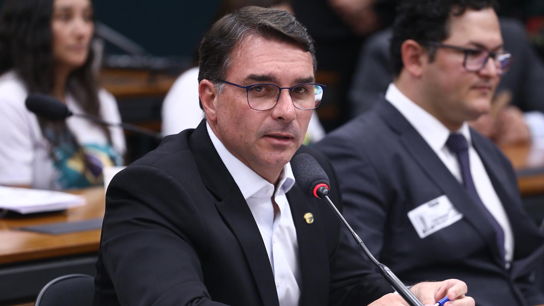 Projeto de Flávio Bolsonaro impede concessionárias de cobrar taxas por voos emergenciais.