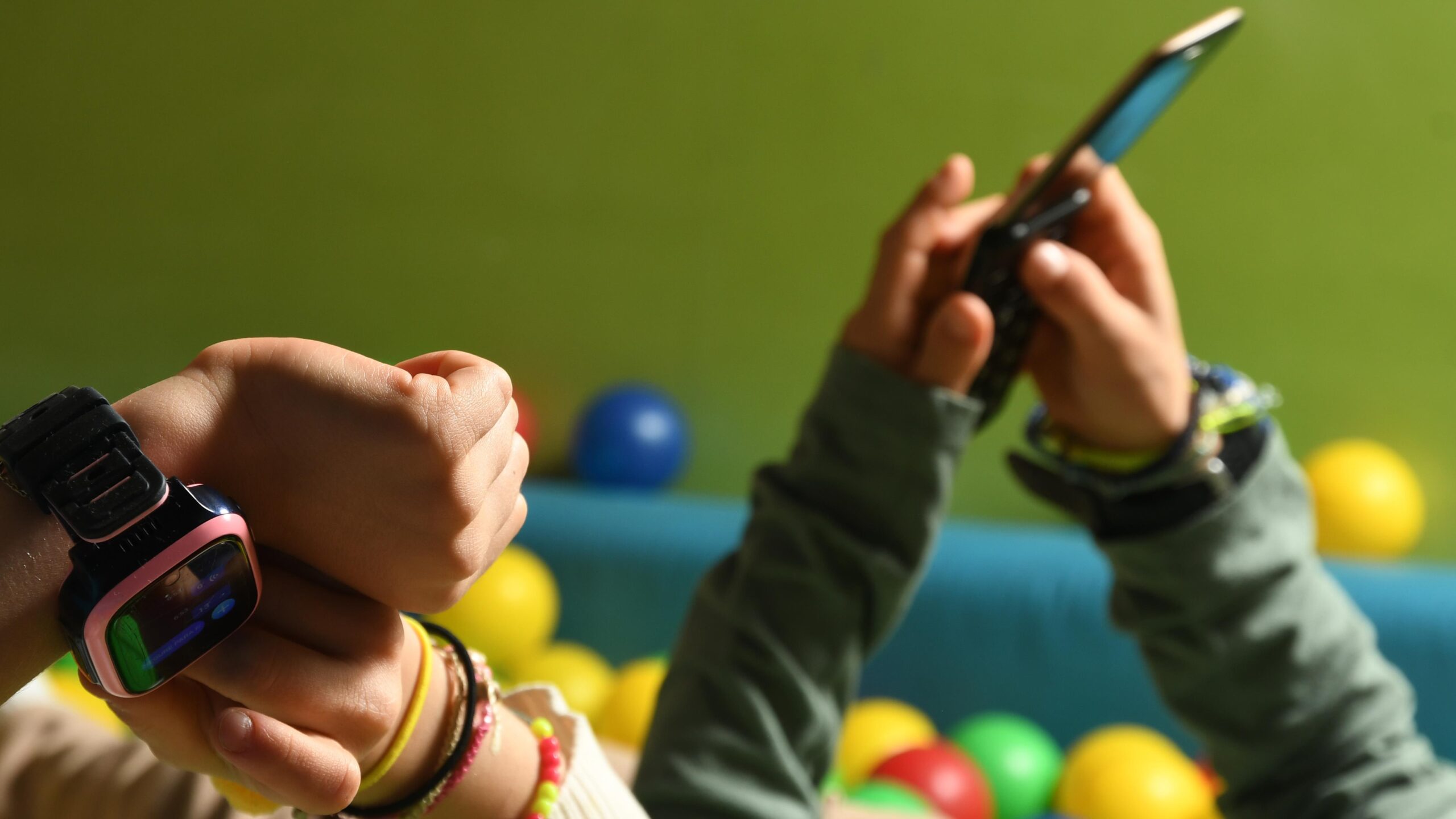 Parlamentares e entidades defendem proteção digital para crianças.