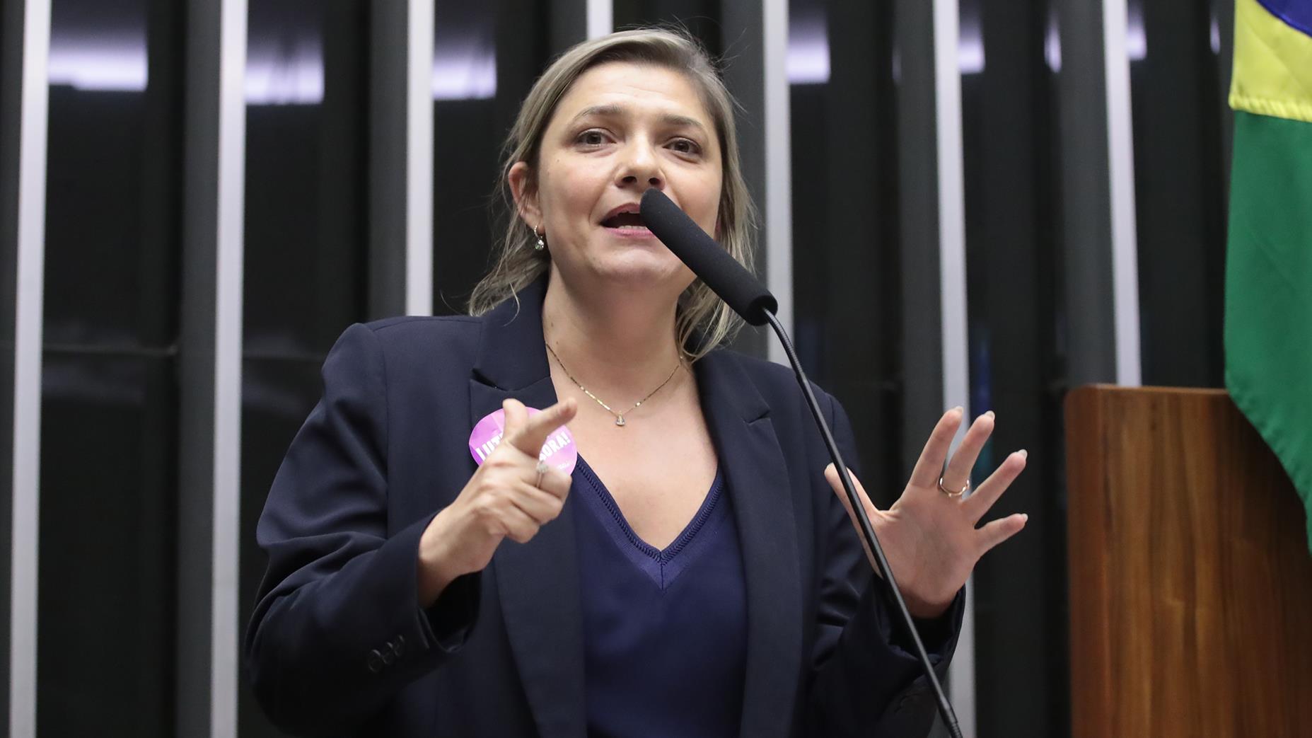 Luciene Cavalcante quer impedir uso de bens públicos para anúncios de apostas.