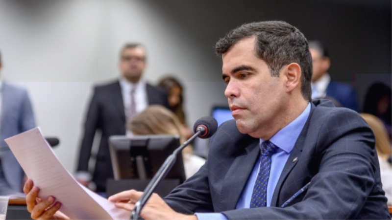 Escolhido por Hugo Motta para relatar a CPI do INSS, Ricardo Ayres é visto no Congresso como político moderado.