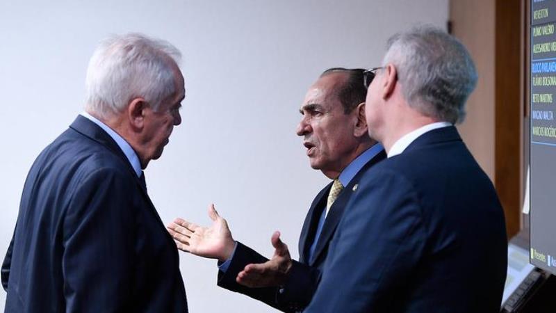 Marcelo Castro, ao centro, conversa com Otto Alencar, presidente da CCJ, e o senador Renan Calheiros. 
