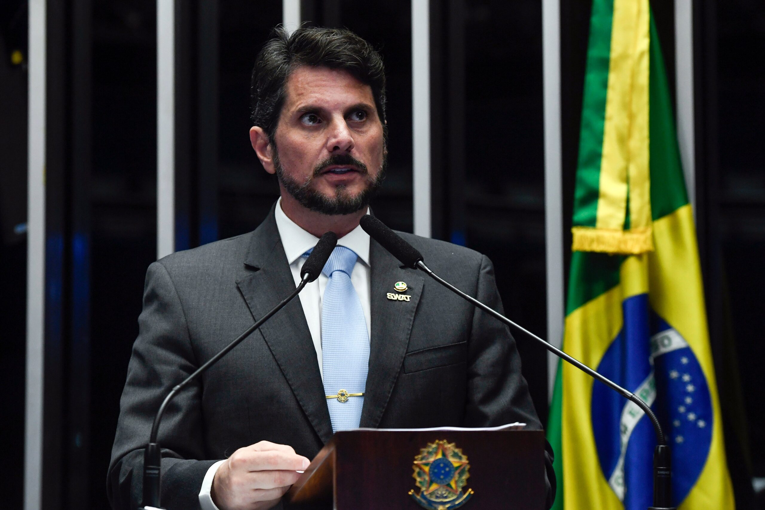 Marcos do Val cumpre determinações de bloqueio bancário e recolhimento noturno.