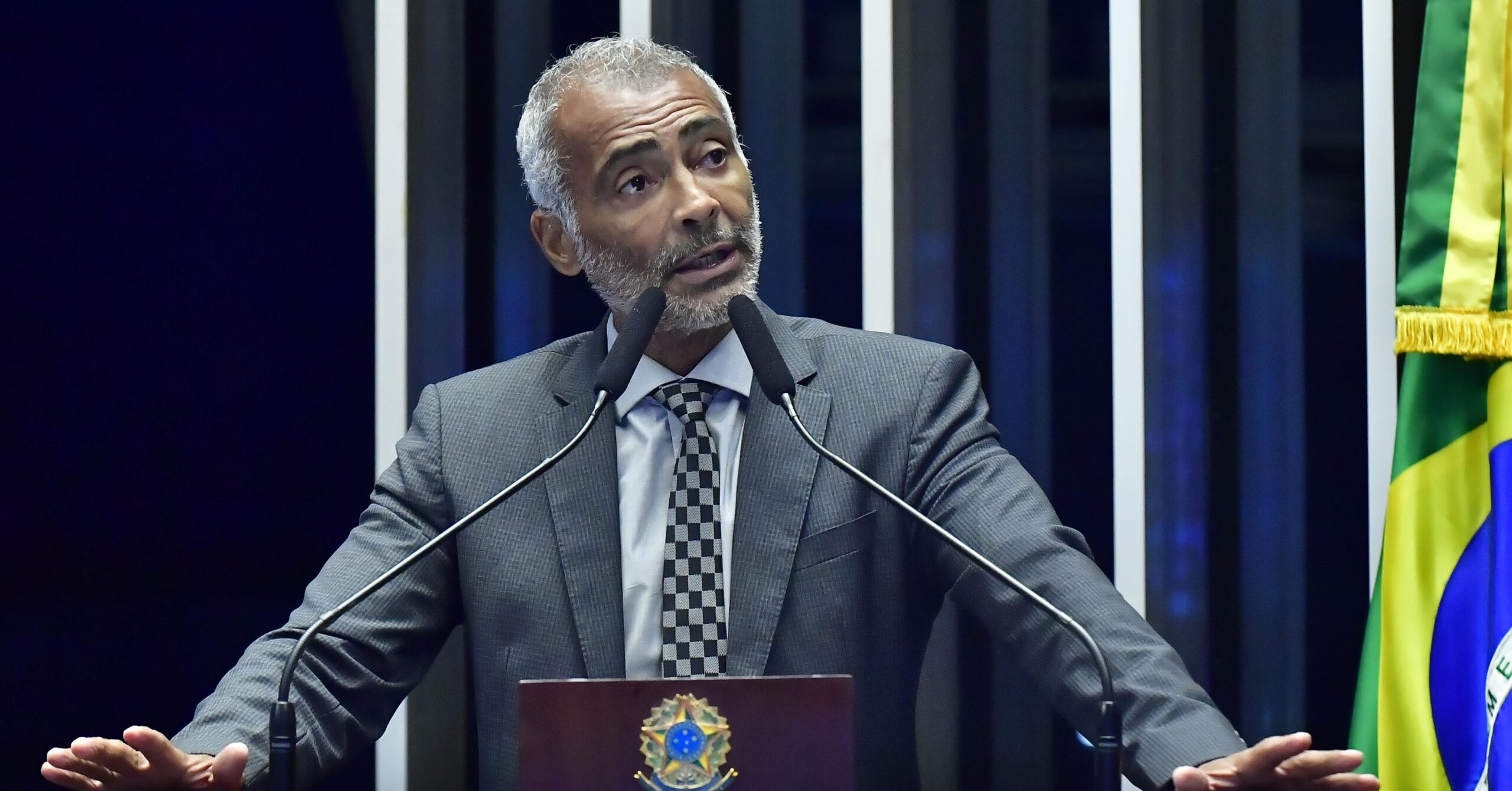 Romário rebate boatos e reafirma laços com Bolsonaro