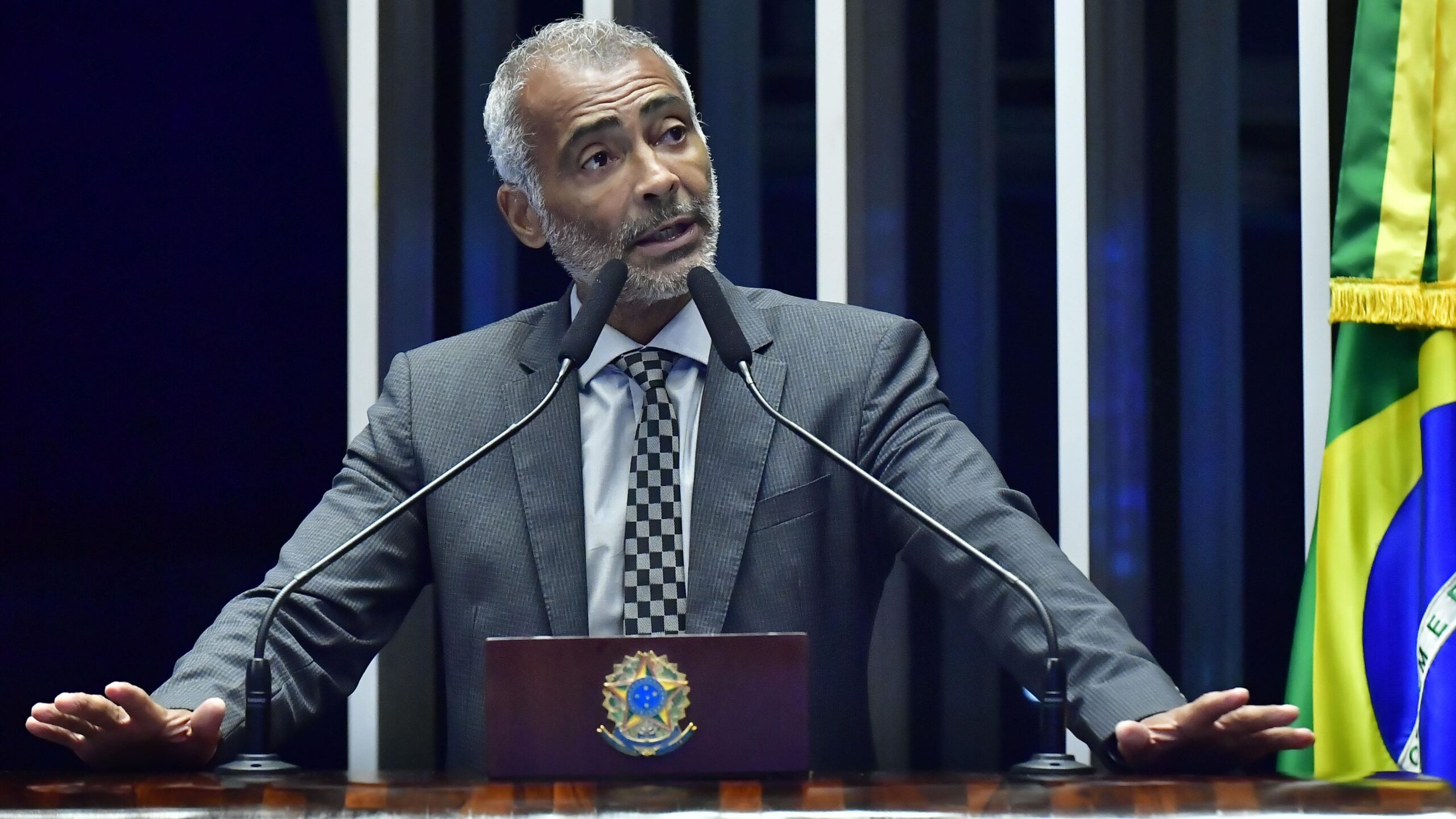 Romário afirma que nunca postou fotos com Bolsonaro no feed e diz que não se intimida com ataques.
