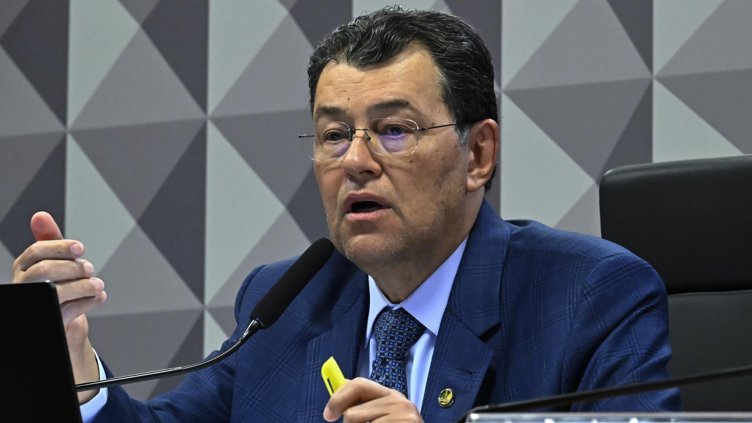 O senador Eduardo Braga fez a leitura do parecer.