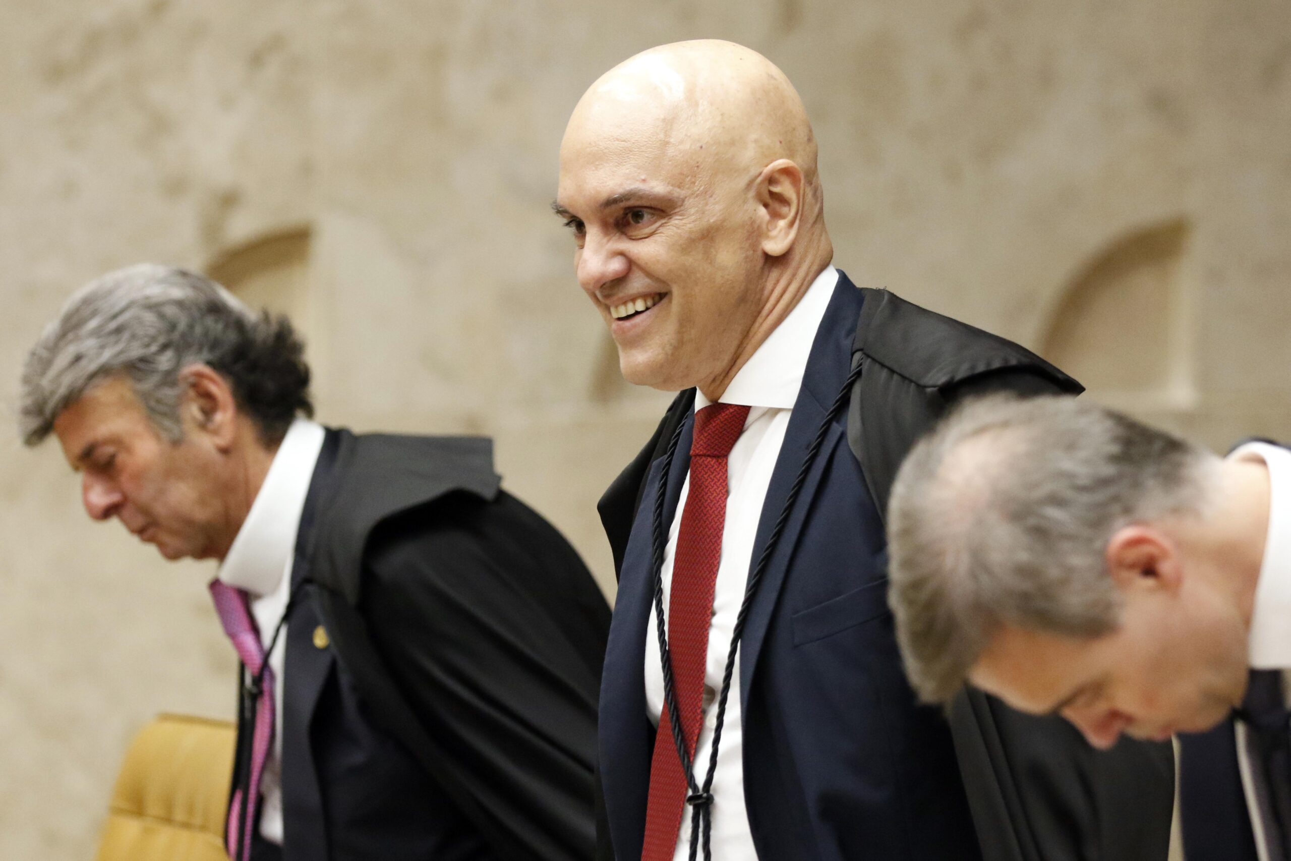 Alexandre de Moraes entre os ministros Luiz Fux e André Mendonça.