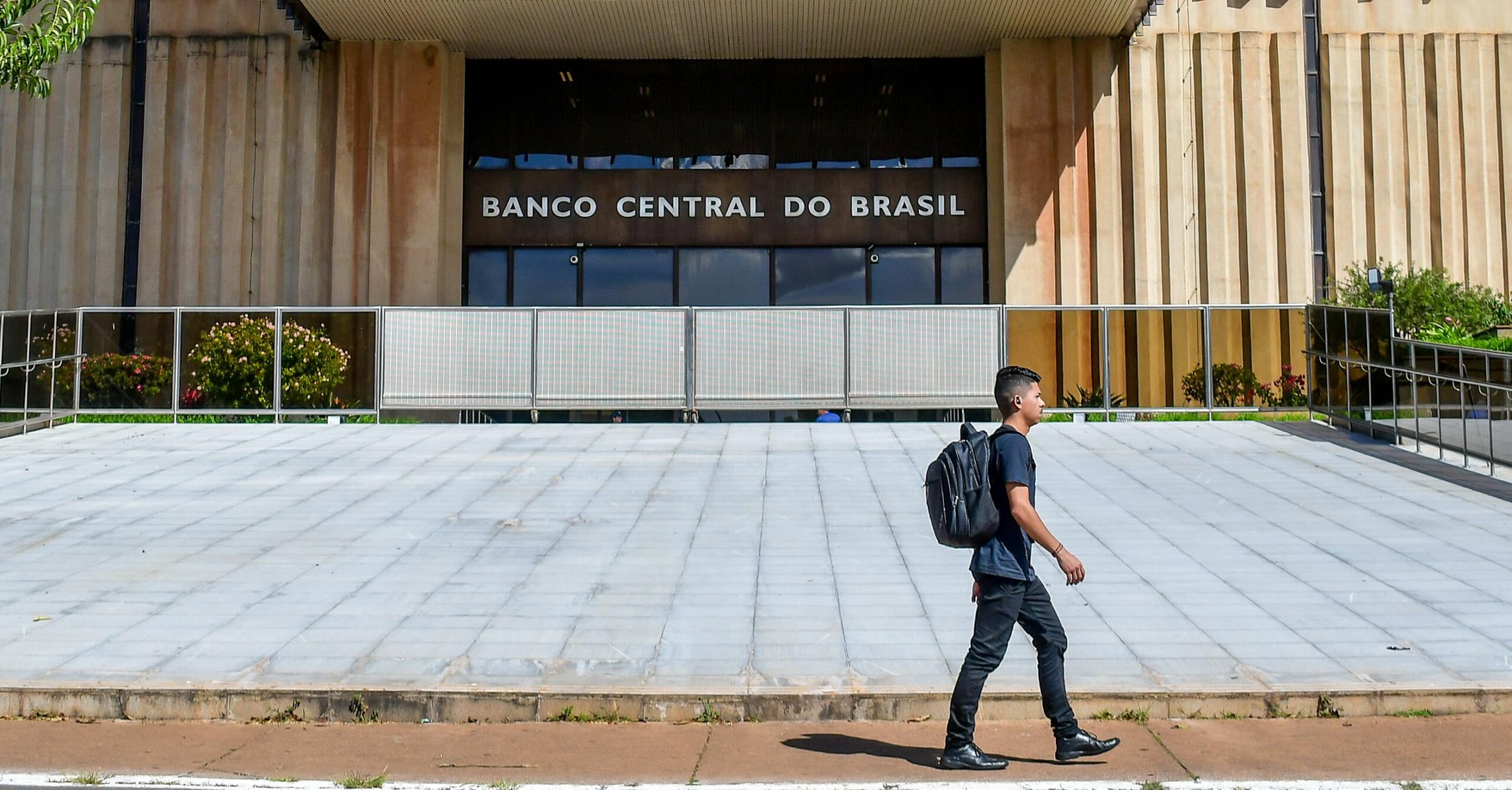 Tarifaço dos EUA agrava cenário e adia corte de juros, indica BC