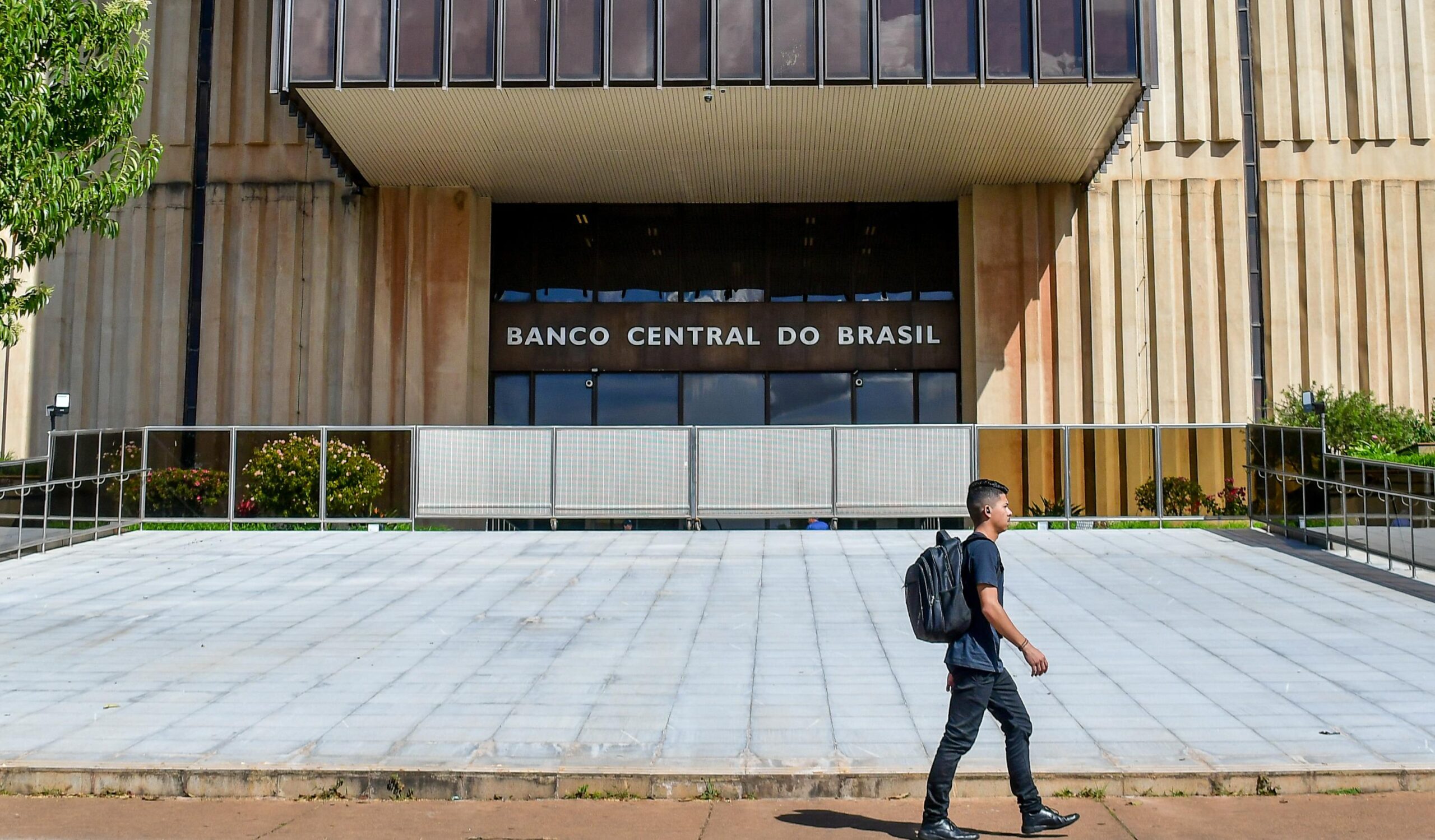 Aumento de tarifa pelos EUA sobre produtos brasileiros gera preocupação no Banco Central.