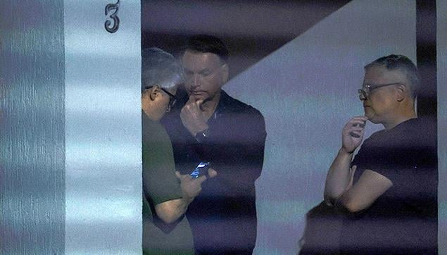 Bolsonaro no momento em que recebe a ordem de prisão domiciliar. Para Alexandre de Moraes, ele descumpriu reiteradamente restrições impostas a ele.