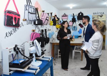 Na fotografia temos a juiza Aparecida Gadelha acompanhada por um homem e uma mulher no Presídio Silvio Porto