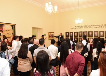 Foto do pesidente Fred com alunos de Direito