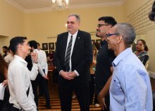 Foto do presidente Fred com o aluno Ricardo Douglas