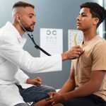 Jovem na consulta. Foto_ Freepik Jovem na consulta. Foto_ Freepik