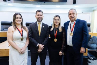 Assembleia entrega honrarias na área de educação durante sessão solene