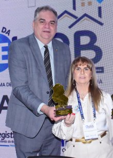 Foto: Fred é homenageado pela presidente da RIB-PB, Cláudia Cristina