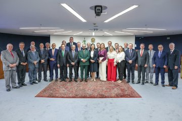 Foto do ministro Edson Fachin com os presidentes de tribunais