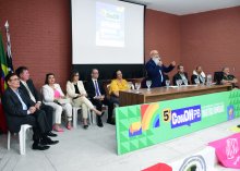 Foto da mesa com as autoridades