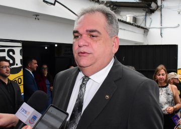 Foto do presidente Fred Coutinho no presídio Silvio Porto