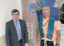 Foto do juiz Kildere com o cacique Gomes