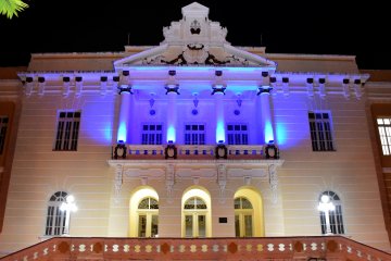 Palácio da Justiça iluminado com a cor azul