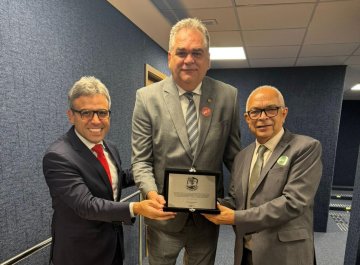 Foto do juiz Hugo Zaher e os desembargadores Fred e João Batista