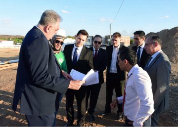 Foto do presidente Fred e magistrado no canteiro de obras