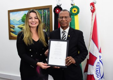 Foto de João Benedito e da aluna Camila Holanda Aragão