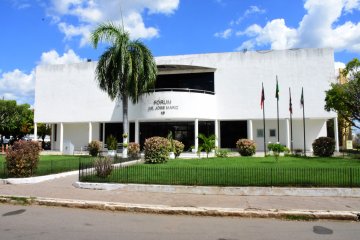 Foto da fachada do Fórum de Sousa