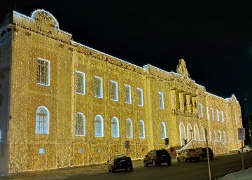 Foto do Palácio da Justiça com a iluminação de Natal