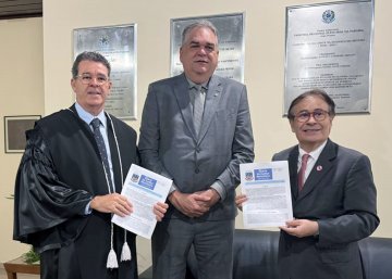 Fred Coutinho ladeado por Oswqaldo Tribueiro e Harrison Targino