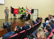 Foto do artista Zé Lezim e da plateia no Fórum Cível 