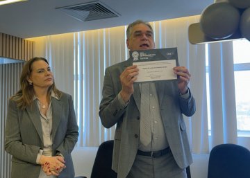 Foto do presidente Fred Coutinho exibindo o diploma do Selo Prata
