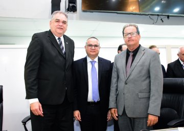 Foto do procurador Brito ladeado por Fred Coutinho e André Carlo