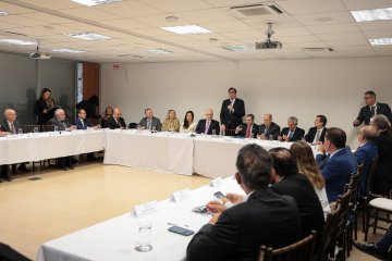 Foto da reunião entre Frachin e presidentes de TJs em Canta Catarina