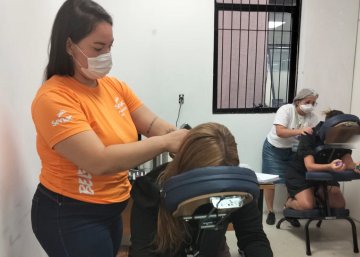 Foto de mulheres sendo atendidas durante o evento