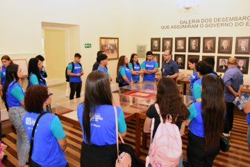 Foto de estudantes em visita ao Museu do Poder Judiciário 