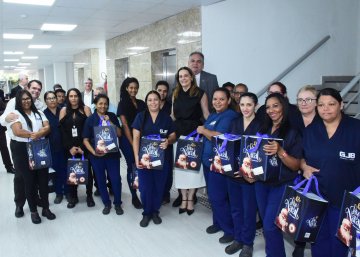 Presidente Fred Coutinho com o pessoal terceirizado