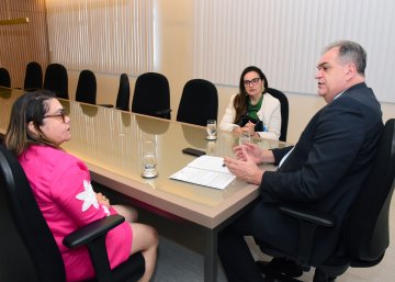 Foto do presidente Fred com representantes do MPF