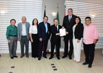 Foto da entrega do termo de doação