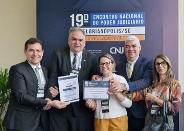 Foto da equipe do TJPB com o prêmio Selo Prata do CNJ