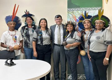 Foto do juiz Judson Kildere com a equipe do Cejusc Indígena