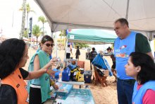 Foto do Presidente Fred visitando os estandes montados no local 