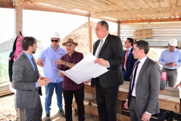 Foto do presidente Fred na obra do Fórum de Cajazeiras