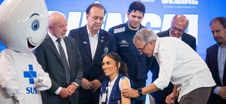 Ministério da Saúde inicia vacinação de 1,2 milhão de profissionais de saúde contra a dengue em todos os estados